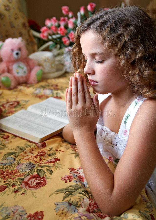 little-girl-praying-3087025