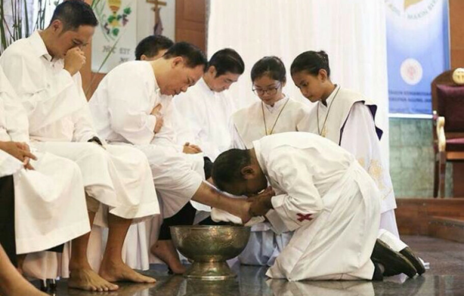 Melayani_pembasuhan kaki